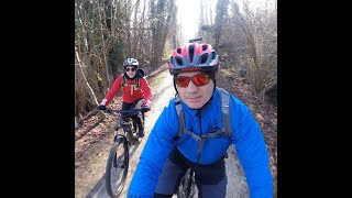 PEDALANDO SUL FILO DEL PROFILO DEI DUE LAGHI