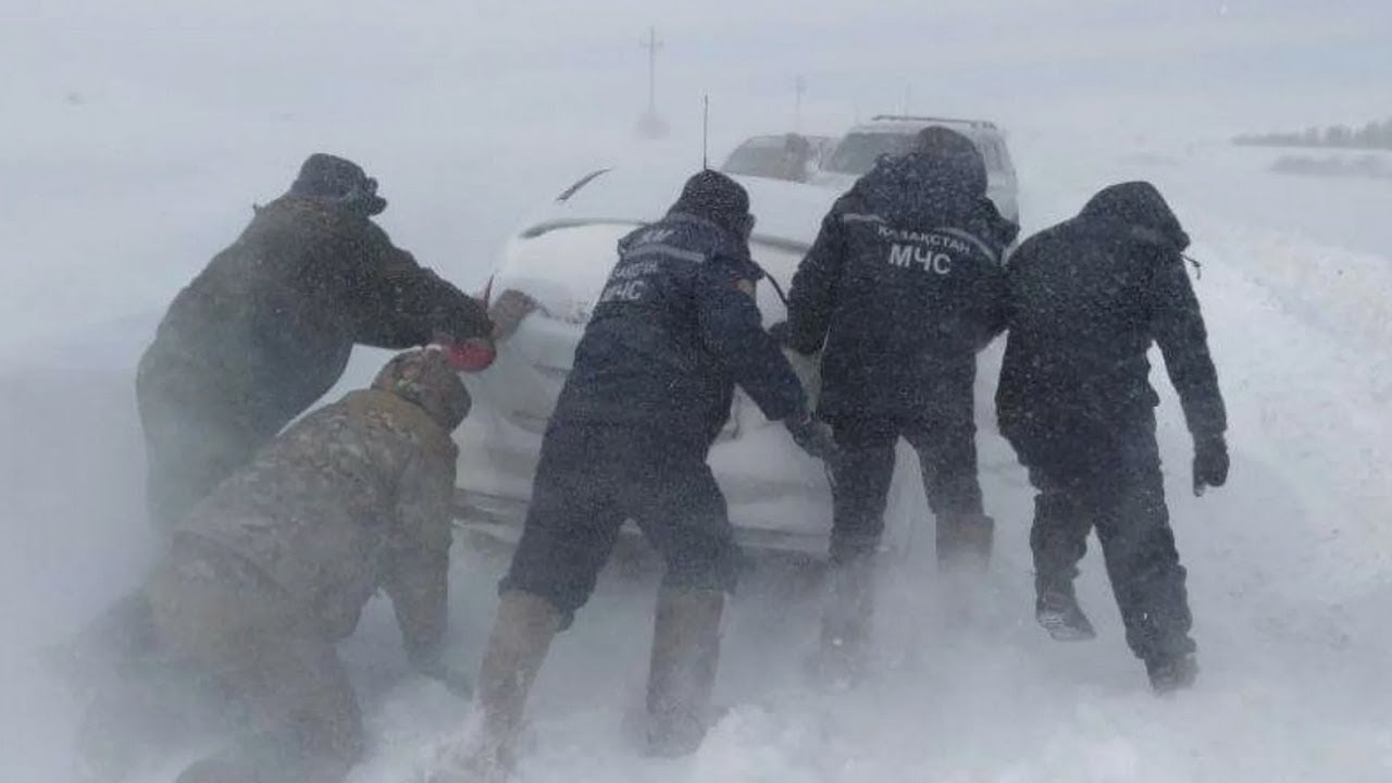 Более 1 200 человек попали в снежную западню в Казахстане