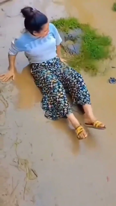 Orang Jatuh terpeleset #videolucu #orangterpeleset #orangkepleset #orangjatuhlucu #shorts