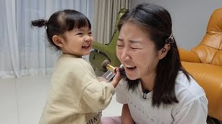 [SUB] I asked my 2 years old daughter to put make up on me. 🤣