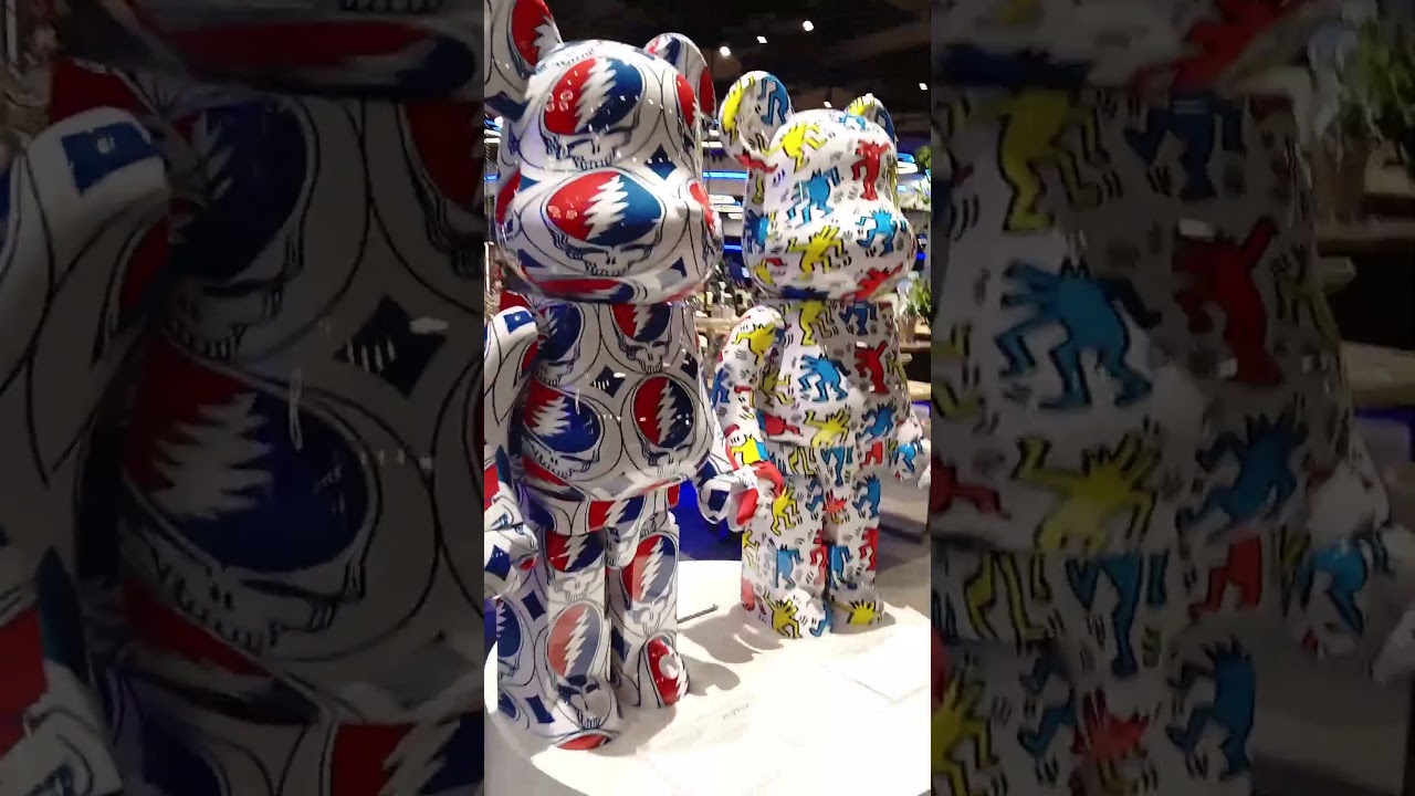 Фигуры Bearbrick в Афимолле сити. 