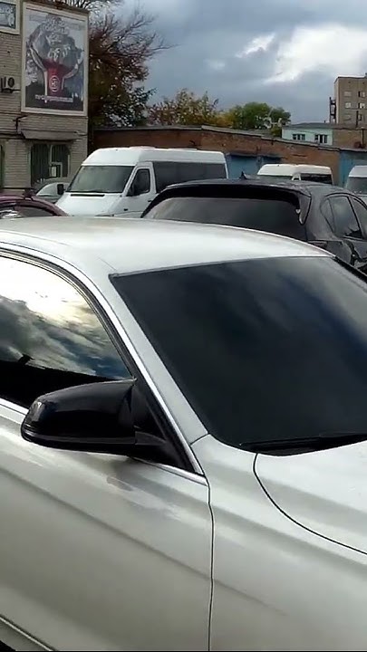 Белая BMW 3 серия VI F30 (2011–2018) тонированная чёрной плёнкой с ...