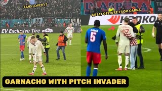 Alejandro Garnacho showed love to young pitch invader who want to take selfie with him