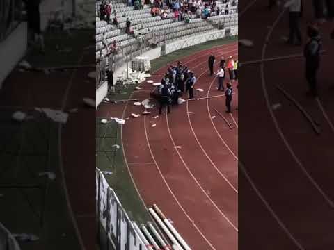 Momentul în care un jandarm este lovit de un fan al Universității Cluj în meciul cu FC Hermannstadt