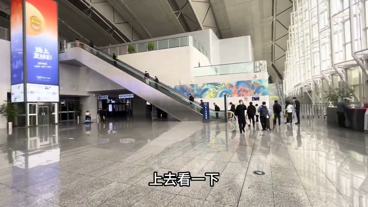 实拍济南东站，山东省最大的高铁站之一，外形像一个蔬菜大棚