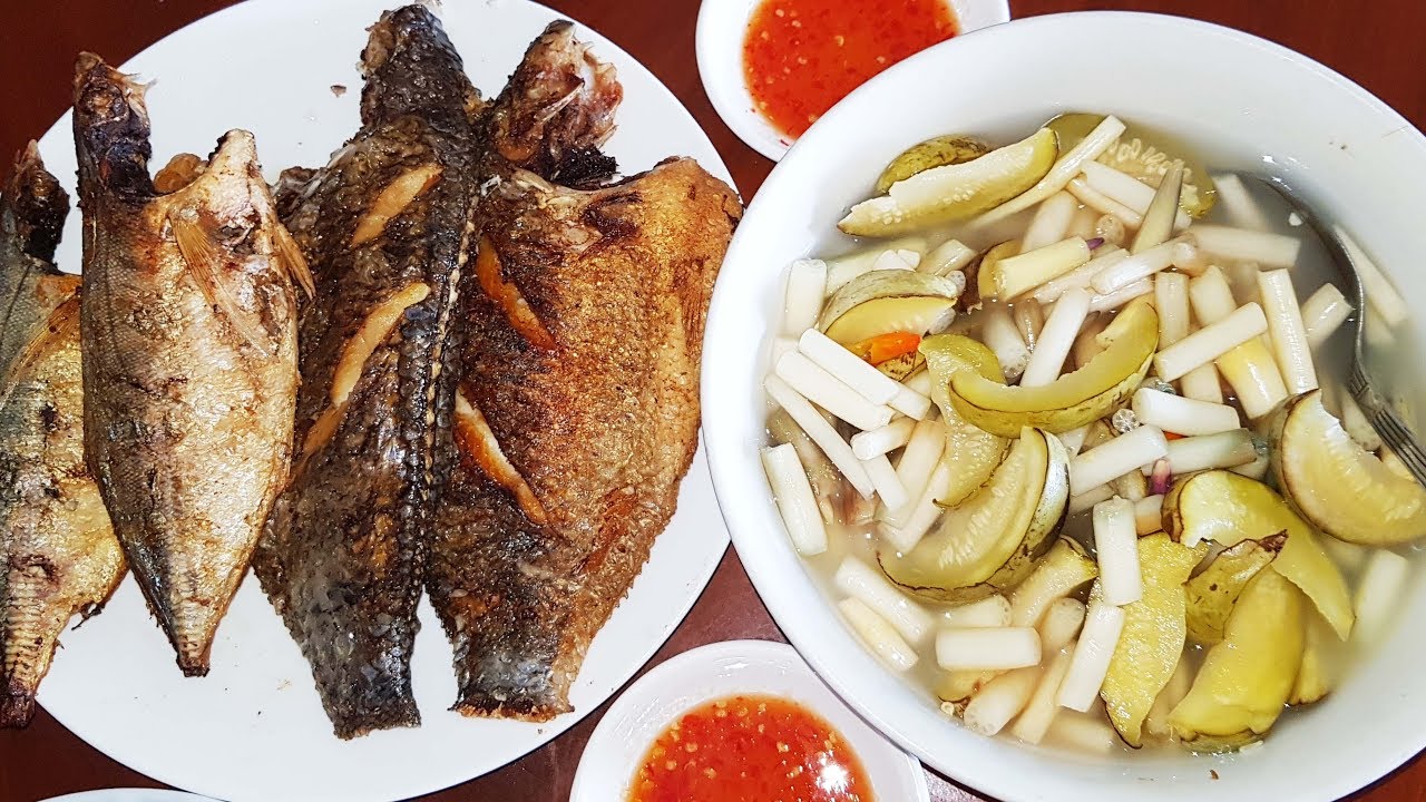 Perfectly Crispy Fried Fish Eaten With Pickled Lotus Roots And Young