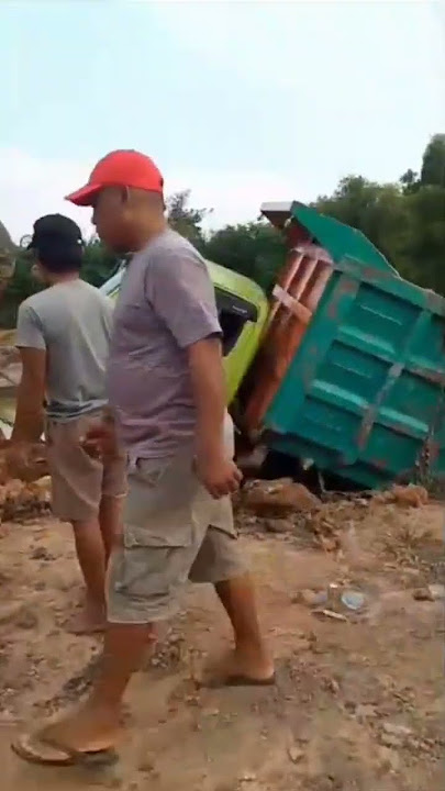 evakuasi dam truk di talang betutu Sukarami Palembang