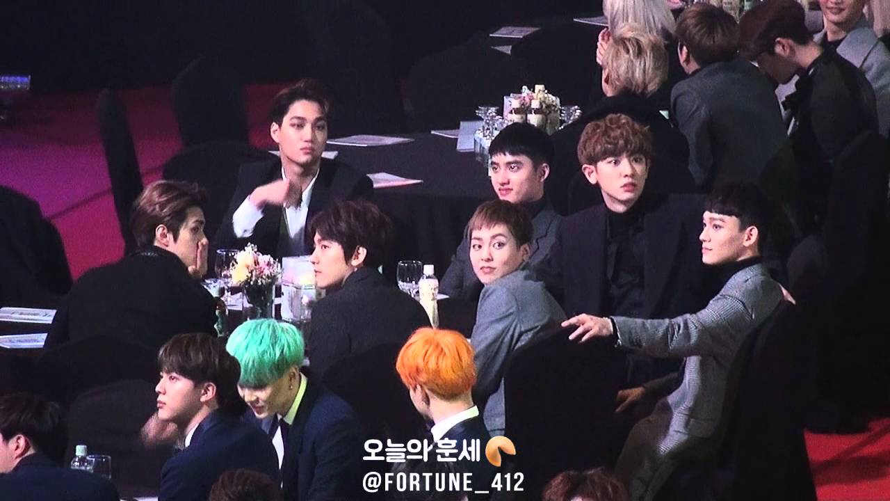 160114 서울가요대상 EXO, 엑소엘들 어디 앉았나~ 하고 팬석 쳐다봐주는 엑소♡ 종인이는 마지막에 시크한 손인사도!