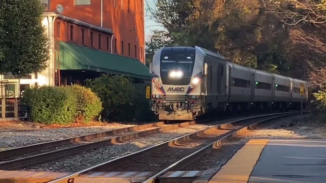 Marc P884 (not P871) heading EB and Marc P873 heading WB at Gaithersburg on a windy day