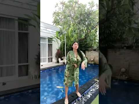 Pamela Safitri goyang tiktok di kolam renang #shorts