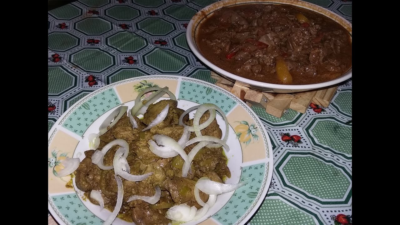 fígado de frango frito ou assado com cebola e molho, folhas de salsa verde  em um prato. prato de carne enriquecido com ferro. espaço de cópia 8957857  Foto de stock no Vecteezy