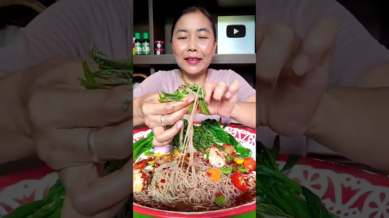 Eating duck eggs with noodles is very delicious