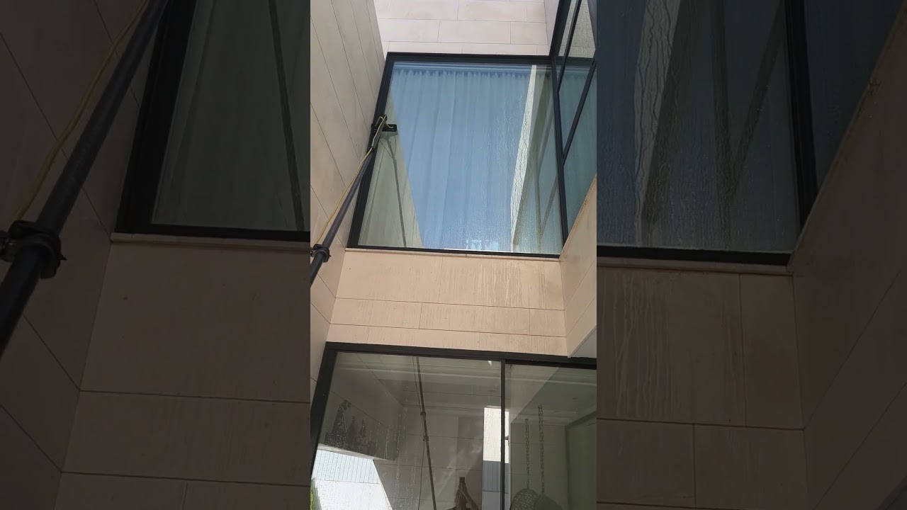 Pértiga con agua pura limpiando ventanas inaccesibles de un edificio en Torrejón de Ardoz