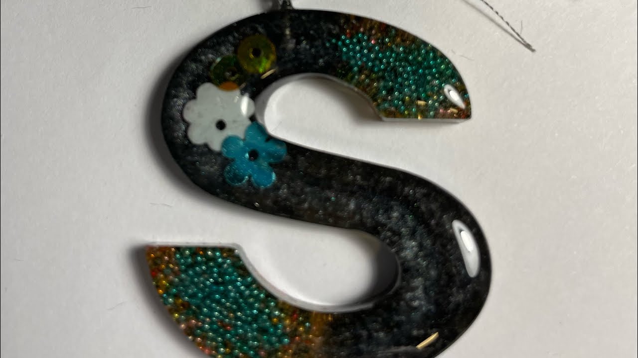 طريقة عمل ميداليات حروف بالريزن ، اكسسوارت مع الريزن