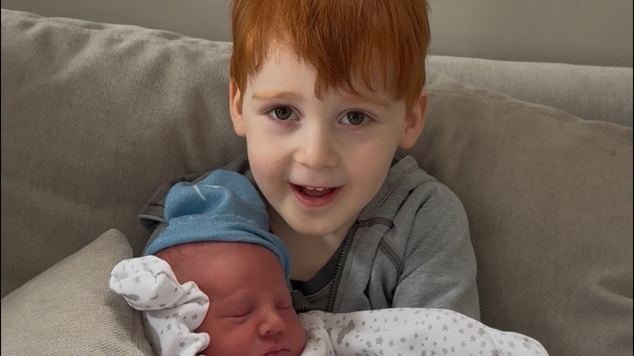 Мейсон впервые встречает своего нового брата! Мобильный формат.