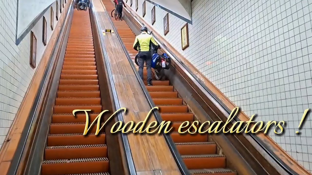 Wooden escalators ! Très beaux escalators en bois Jaspar S.A.  Tunnel Sainte Anne, Anvers, Belgique