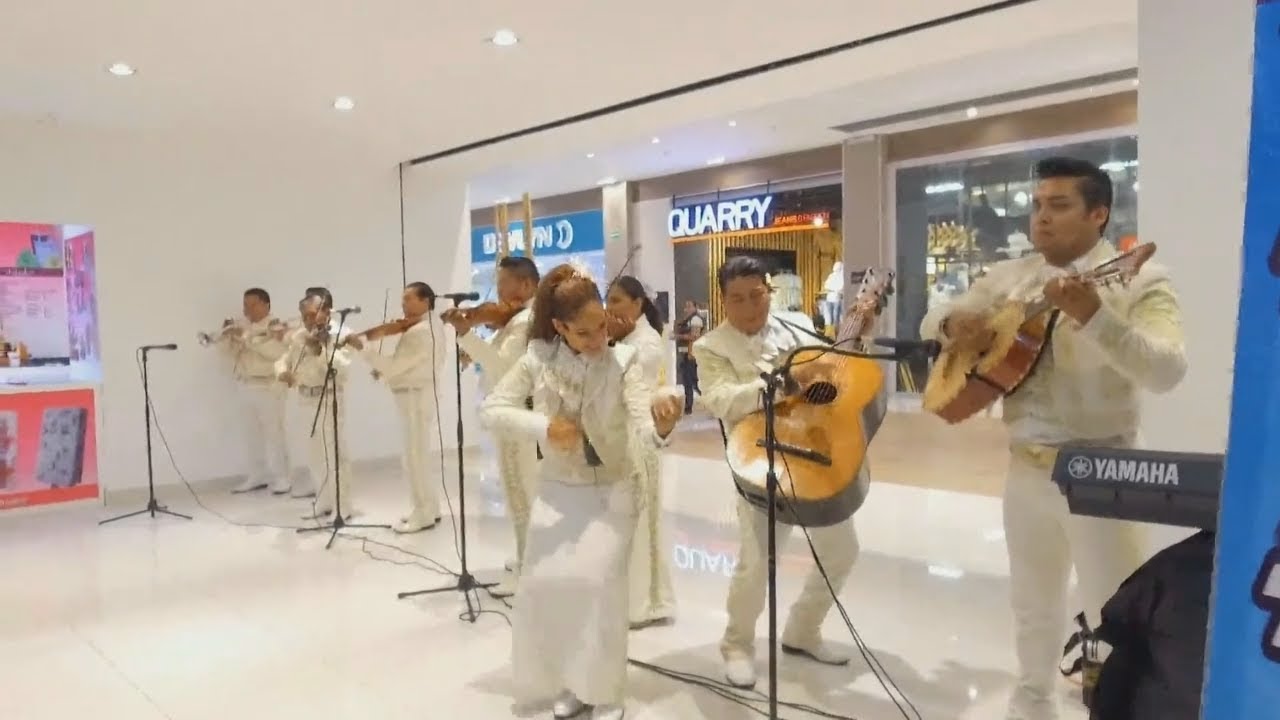 Luna y el Mariachi Los Caporales en Plaza Mocambo Select - 5 de Agosto, 2017