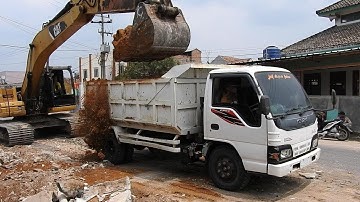 Cat Excavator 320D Loading Mud and Big concrete slab In Dump Truck Isuzu