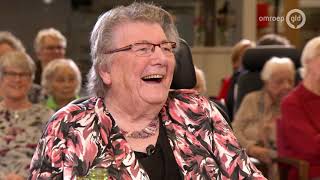 Download Lagu Anne en Annie zijn gefascineerd door alles wat met trouwen te maken heeft - Van Gelders Grijs MP3