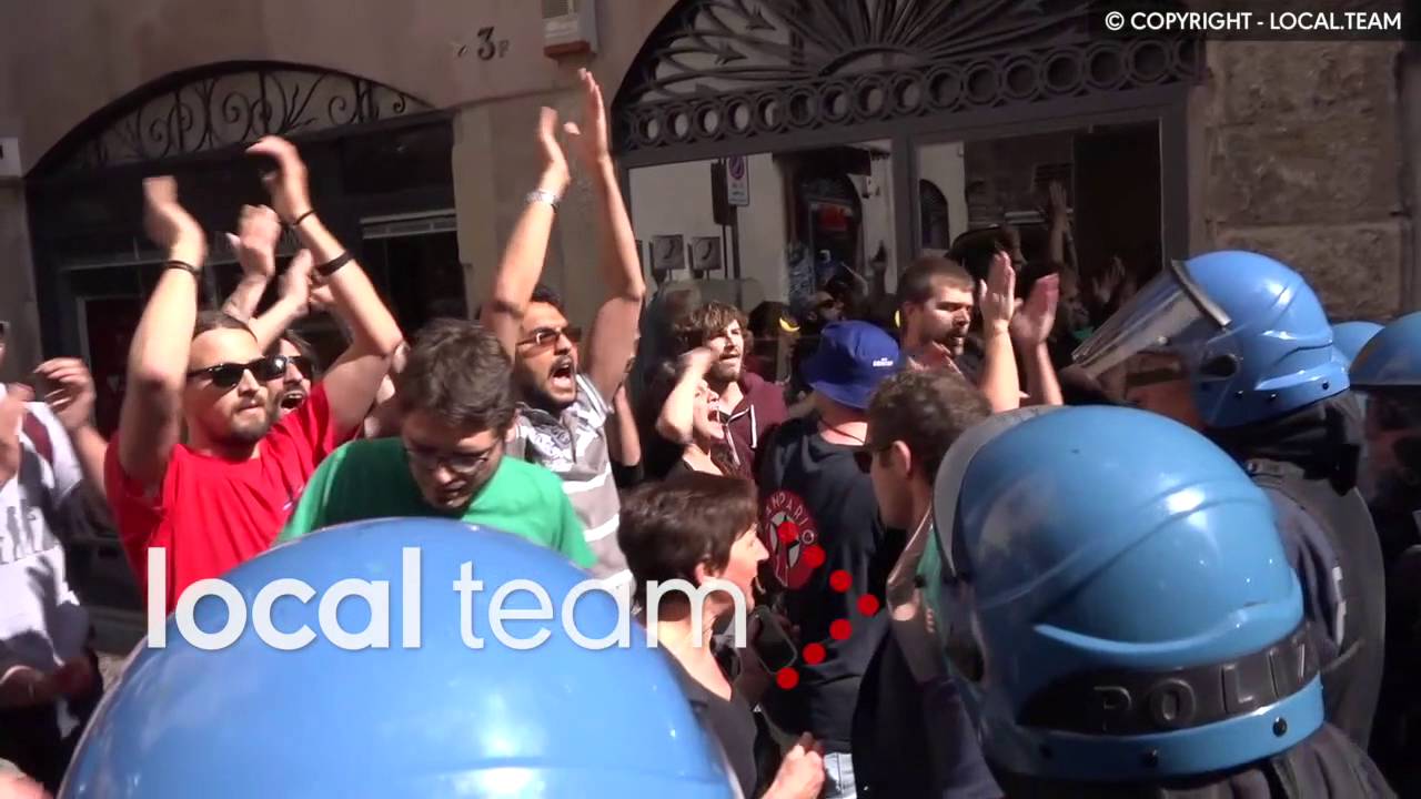 Parapiglia e tensione a Bergamo tra polizia e contestatori di Renzi