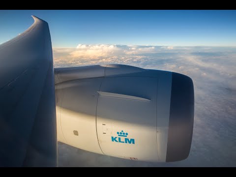 Contrail reflectie op de motor van een KLM Boeing 787-9 (Dreamliner)