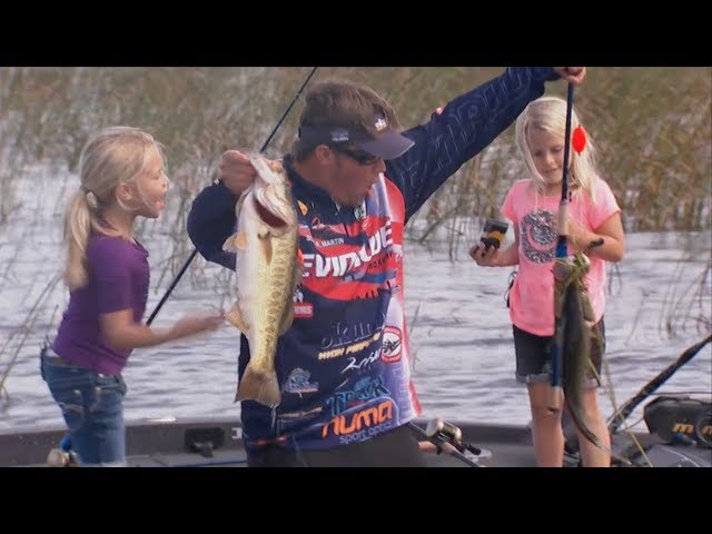 How to catch a Giant largemouth bass - Must Watch! - Kids day on