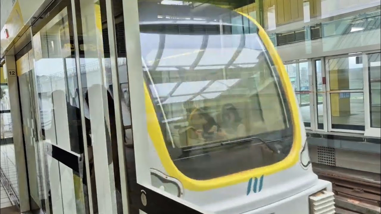 新北捷運環狀線十四張站拍攝開往大坪林的車號101車王編組四輛一編組中運量系統鋼輪鋼軌式捷運列車，和一列開往新北產業園區站的車號108四輛一編組中運量系統鋼輪鋼軌式捷運列車