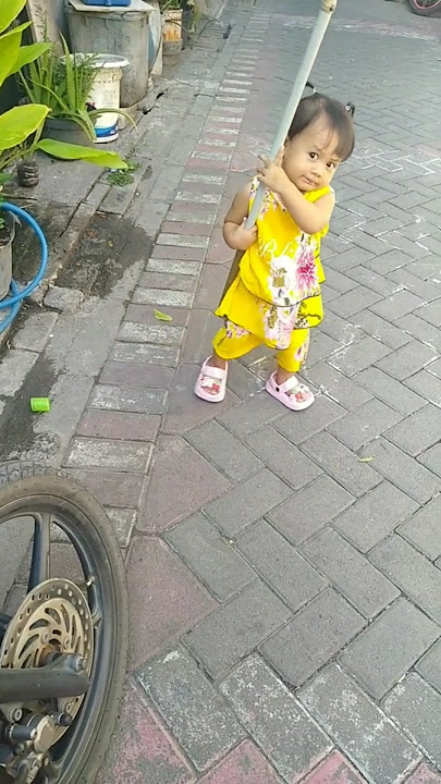 BOCIL BISA ANGKAT SAPU😅 #nyapu #menyapu #trendingtiktok #fyp #viralvideo #masukberanda #halamanrumah