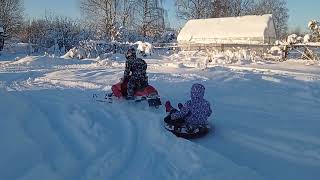 Ванька на детском снегоходе с сестренками