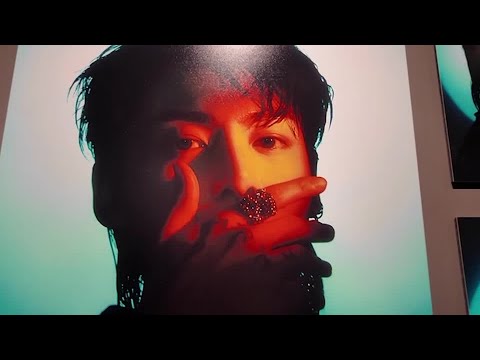 BTSジョングクさんの展覧会、ニューヨークで始まる 衣装や写真を