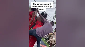 Photographer ignores his job to grïnd a lady at a wedding