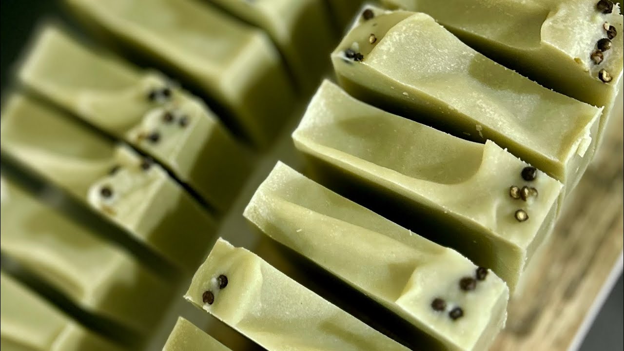 Making some beautiful peppery green clay cold process soap today 💚🌿🛁 ...