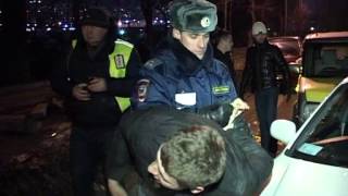 Нетрезвый пассажир легковушки устроил шоу на месте аварии