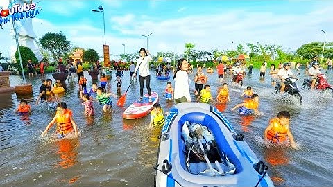 Không thể tin nổi! Chùa Núi Nổi giữa biển nước – dân kéo về tắm đồng, chèo xuồng vui như hội!