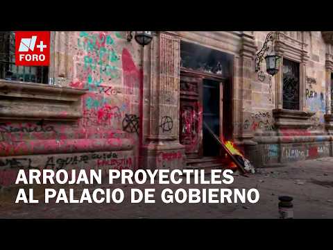 Momento exacto cuando derriban parte de la puerta del Palacio de Gobierno de Jalisco