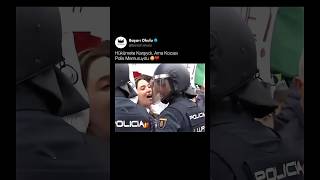 Protestolara Katılan Bir Kadın, Polis Eşine Denk Geliyor Ama Güzel Bir Şekilde