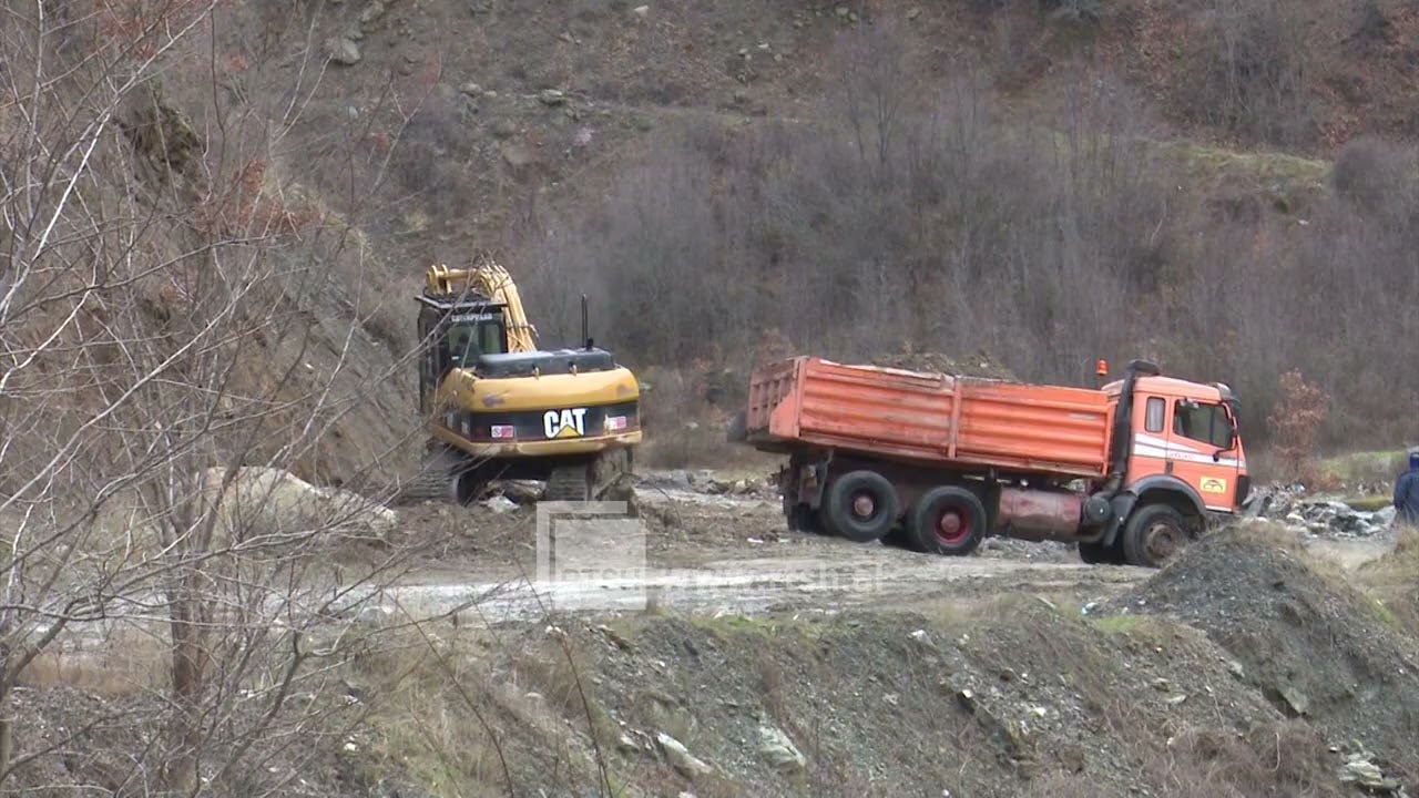 Gjendja e rrugëve rurale në Kukës, vijon puna për hapjen e rrugëve në Xhaferaj dhe Borje