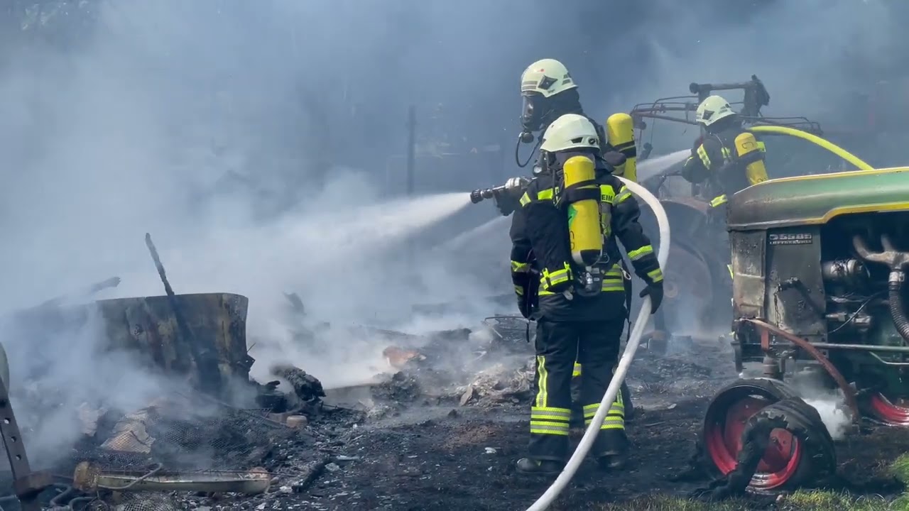 Trecker und Unterstand in Flammen: Feuerwehr Bad Gandersheim im Einsatz