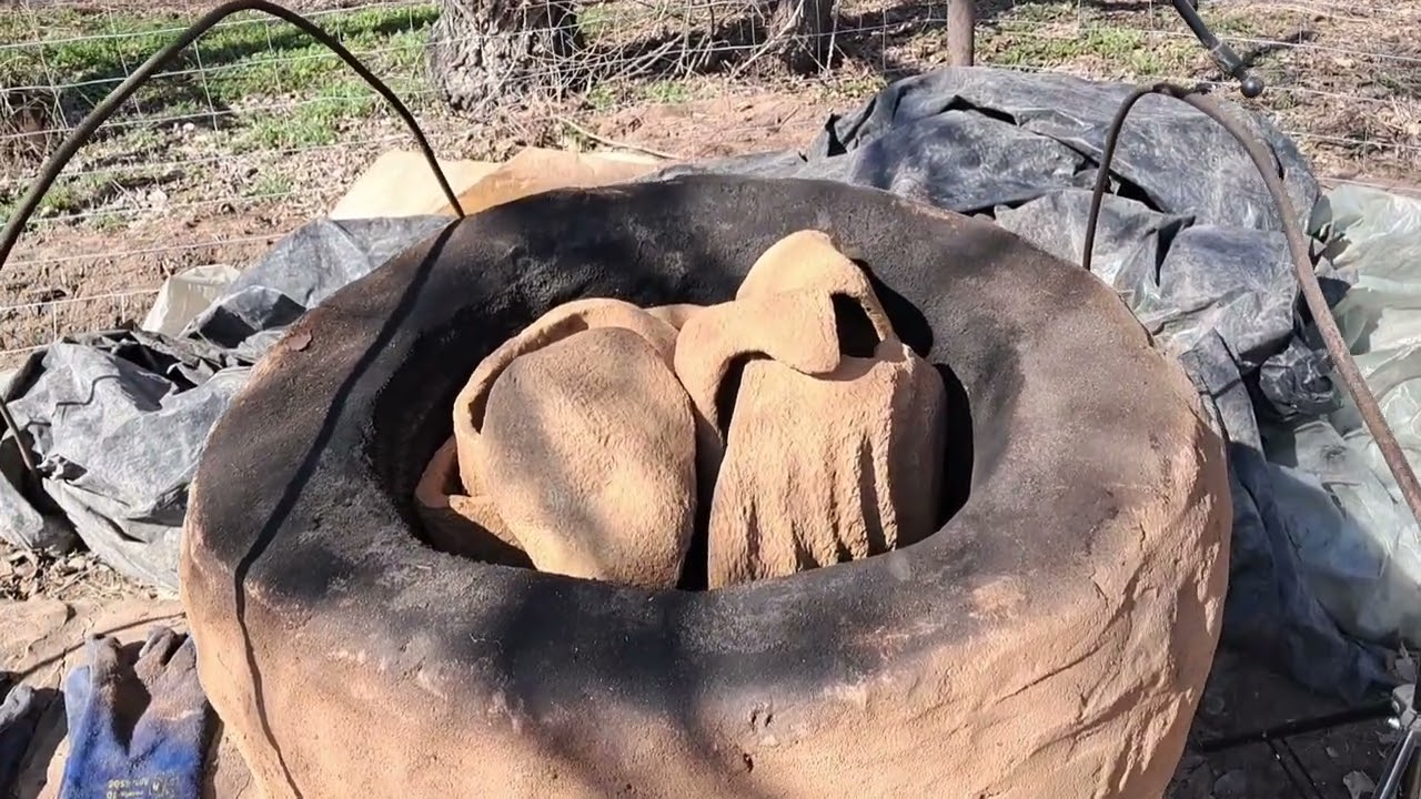 Обжиг  керамики  в печи построенной из глины.
