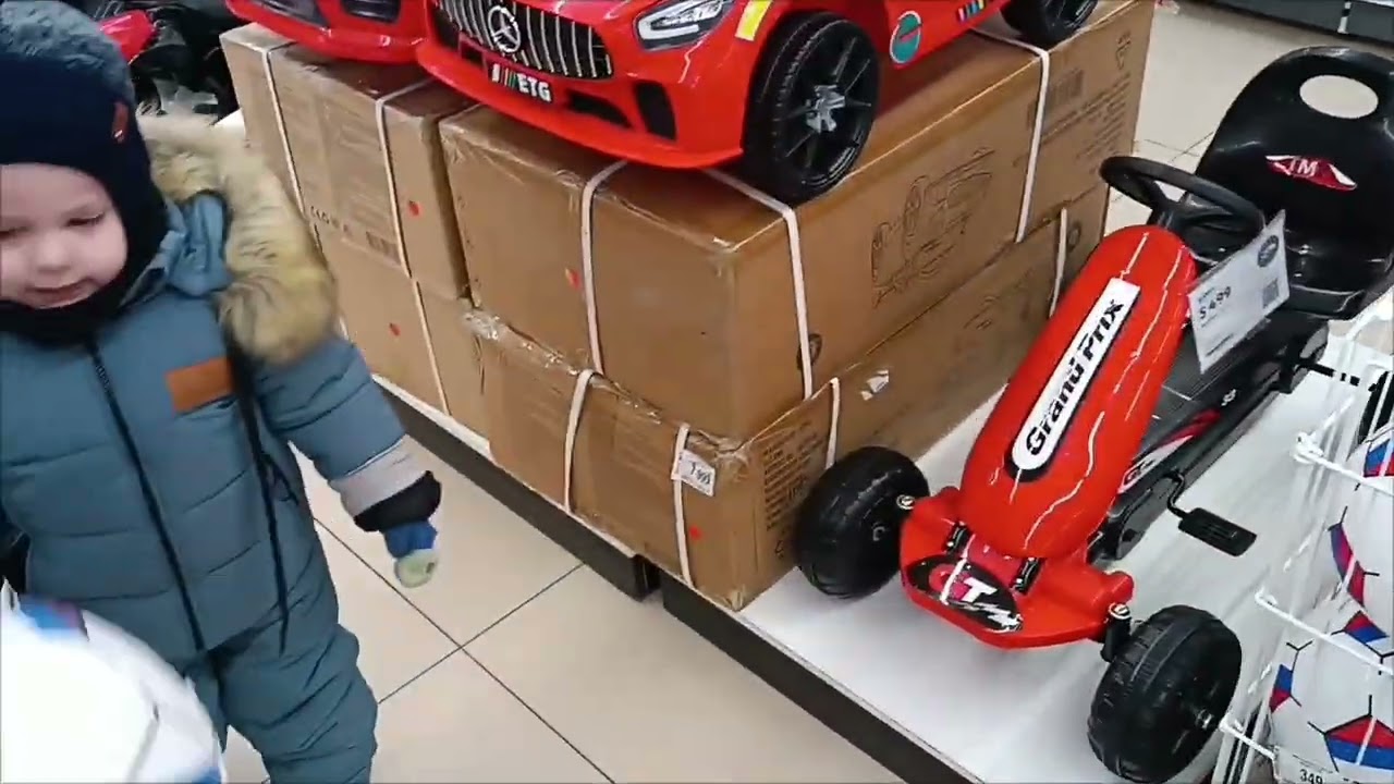 28 февраля 2026 г.Матвею сделали подарок, едем в магазин. Как здорово кататься с дедом на горке. 