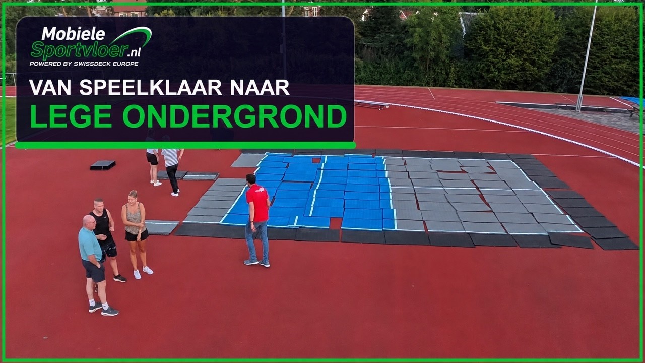 Demontage van een mobiele sportvloer van speelklaar naar lege ondergrond