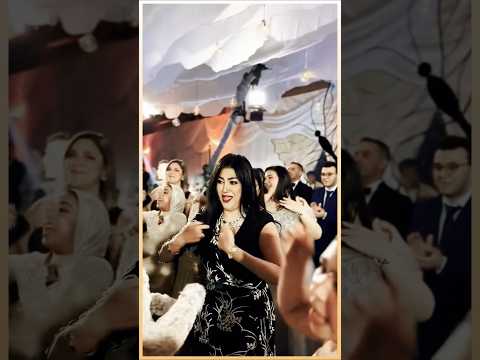الفنانة وفاء عامر تشعل أجواء حفل زفاف العروسين