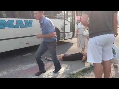 ДТП на Совхозной Днепропетровск.  Маршрутка на переходе сбила женщину. 09.08.2016.