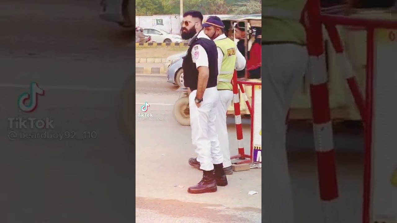 Handsome Traffic Cop in Pakistan | Amazing COP YOU'VE EVER SAW