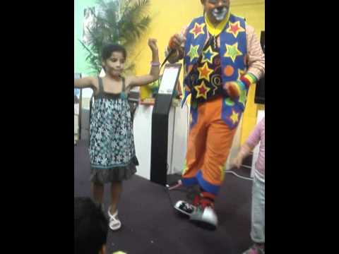 Liseth y el payaso en la curacao de anaheim