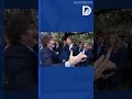 🔵 Milei abraza a Adorni en el acto de Malvinas y lo respalda en su cargo