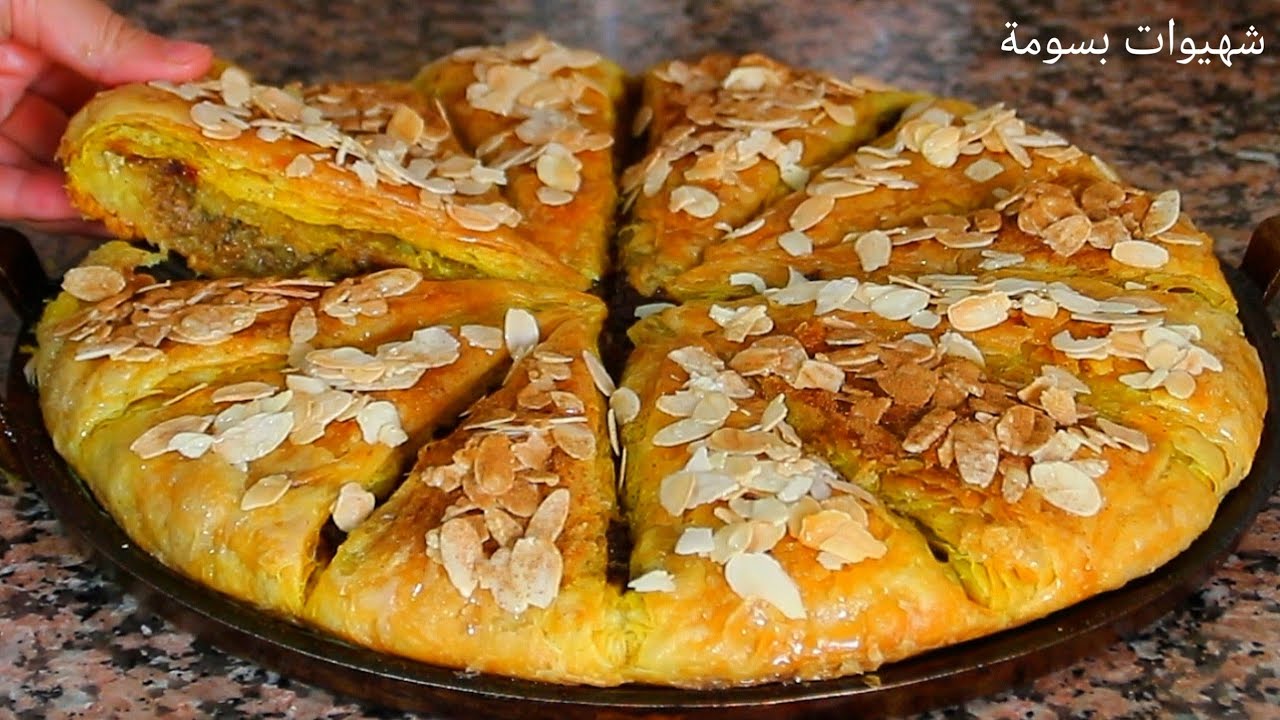 مسمنة كبيرة معمرة بعجينة مورقة وبحشوة معلكة ولذيذة جربيها بعينيك مغمضين وفرحي بيها أحبابك 👌😋