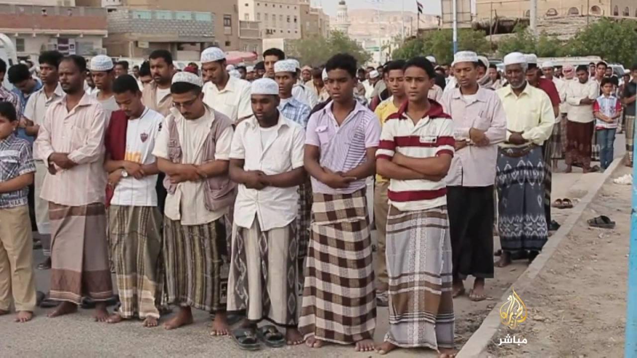 تشييع ضحايا التفجيرات التي أدت إلى مقتل 48 من قوات الجيش اليمني وإصابة العشرات