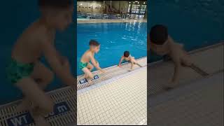 Ali Ve Emir Yüzme Havuzunda 🏊
