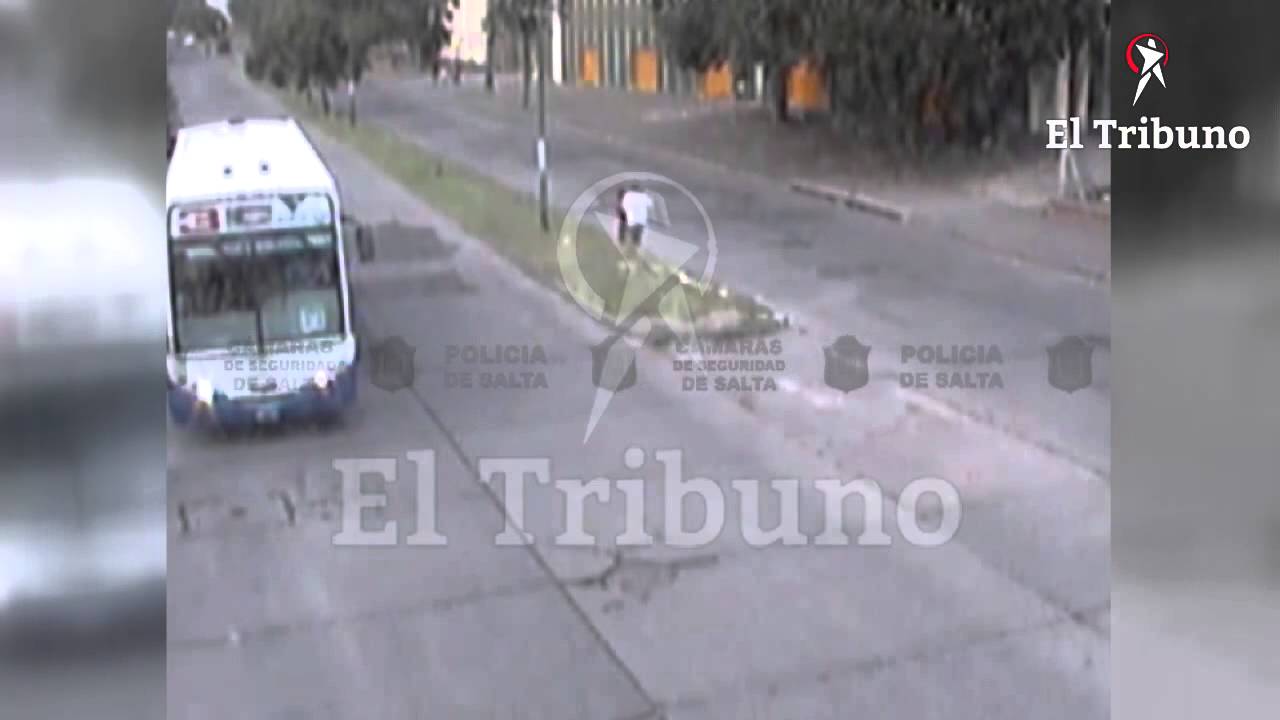 Un niño cruzó la calle sin mirar y lo chocó una motocicleta - YouTube